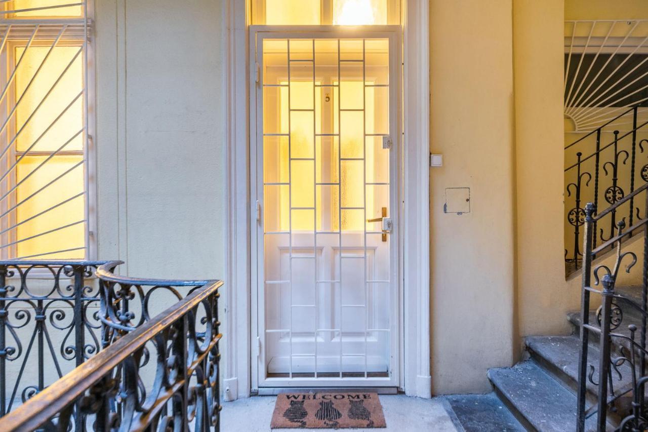 Trendy Grand Boulevard Designer Apartament